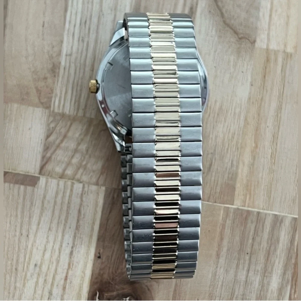 Seiko Men's Watch Two-Tone Stretch Bracelet Silver Tone Dial Date Day Windows